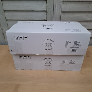 2x Modelauto Authentic Models, AR065, Classic Red