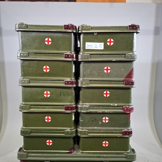 9x Onderzoekslamp, wasbakunit en 10x koffer