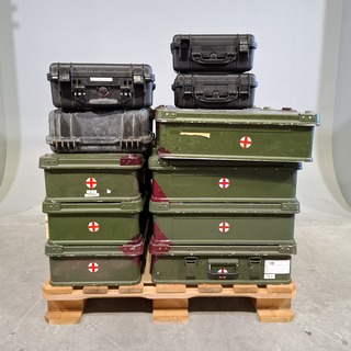 Diverse koffers en transportkisten