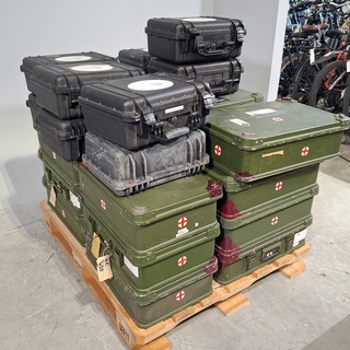 Diverse koffers en transportkisten