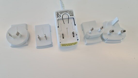 Ca. 30x Voeding adapter 12V 1A wit