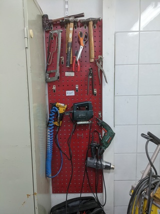 Wandbord met diverse gereedschap o.a. Bosch, Bostitch