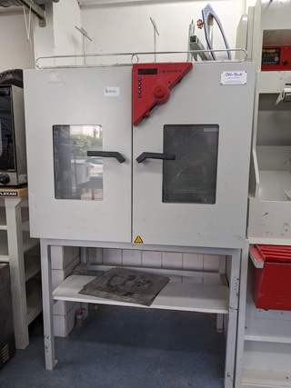 Droogoven op onderstel Binder, FD240