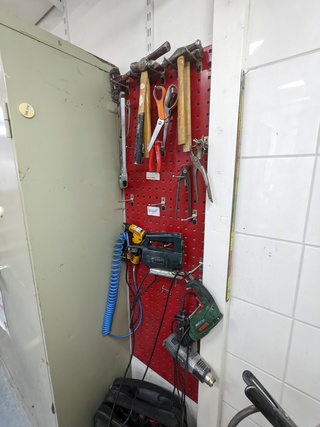 Wandbord met diverse gereedschap o.a. Bosch, Bostitch