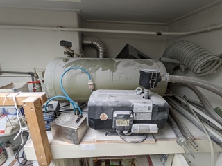 Compressor met vacuümpomp