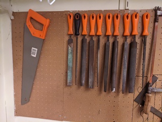 Diverse gereedschap op wandbord