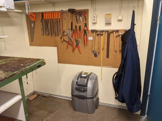 Diverse gereedschap op wandbord