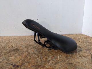Ca. 40x Kunststof fietszadel, Zwart