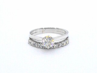Gouden solitaire ring en een aanschuifring met natuurlijke briljant ge