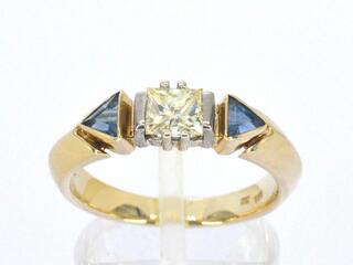 Gouden vintage ring met een grote prinses geslepen diamant en saffiere