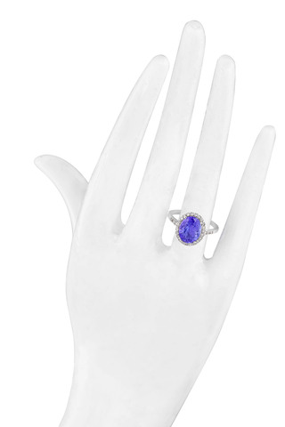 Ring met natuurlijke diamanten en een ovaal geslepen tanzaniet