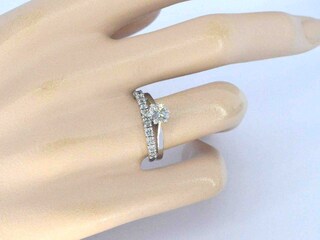 Gouden solitaire ring en een aanschuifring met natuurlijke briljant ge