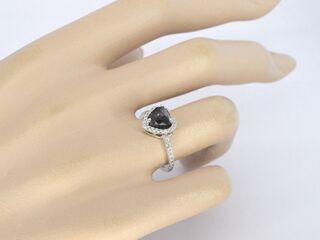 Witgouden ring met witte en zwarte diamant