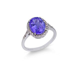 Ring met natuurlijke diamanten en een ovaal geslepen tanzaniet