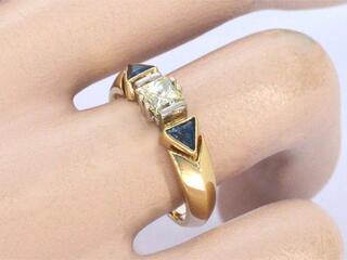 Gouden vintage ring met een grote prinses geslepen diamant en saffiere