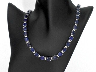 Tenniscollier met grote saffieren en natuurlijke diamanten