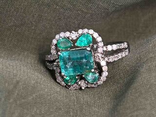 Ring met natuurlijke edelstenen en diamant
