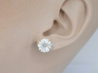 Witgouden oorbellen met 0.18 carat diamanten en parelmoer edele bloem