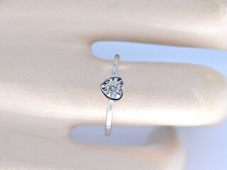 Witgouden ring met een briljant geslepen diamant in hartvorm