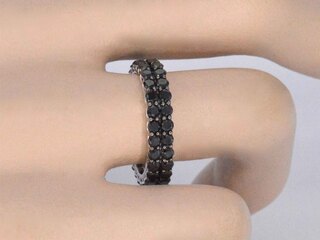 Witgouden eternity ring met zwarte diamanten