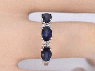 Witgouden ring met diamanten en saffier
