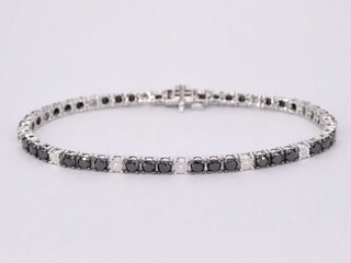 Witgouden tennisarmband rondom gezet met zwarte en witte diamanten