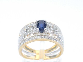 Gouden ring vol met diamanten en een saffier