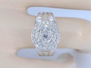 Witgouden entourage ring met diamanten