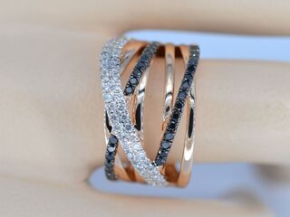 Rosegouden design ring met witte en zwarte briljanten diamanten