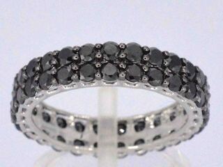 Witgouden eternity ring met zwarte diamanten