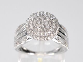 Witgouden entourage ring met diamanten