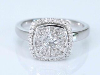 Witgouden entourage ring met diamanten