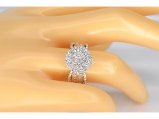 Witgouden entourage ring met diamanten
