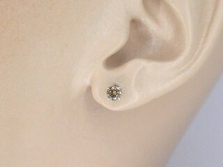 Witgouden solitair oorbellen met champagne diamanten