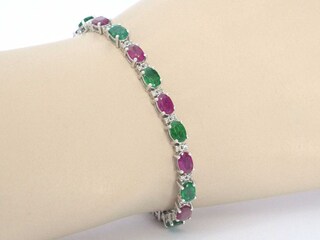 Witgouden tennisarmband met diamanten en smaragd en robijn