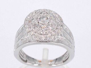 Witgouden entourage ring met diamanten