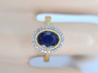 Gouden entourage ring met diamanten en saffier