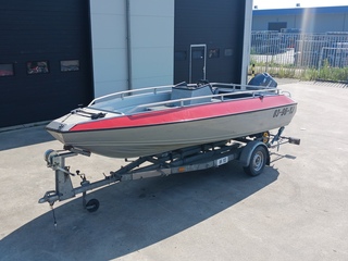 Motorboot, Inha, Buster L met YAMAHA 50 pk buitenboordmotor op trailer