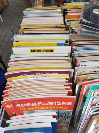 Grote partij Stripboeken/elpees incl. verkoopbak