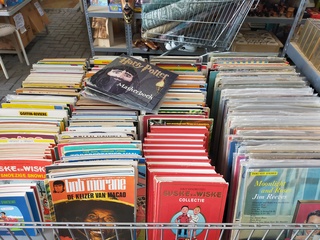 Grote partij Stripboeken/elpees incl. verkoopbak