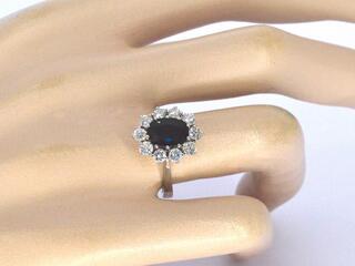 Witgouden ring met een natuurlijke saffier en diamanten
