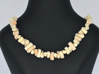 Ketting met roos-witte koraal edelstenen
