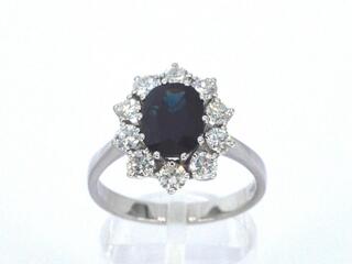 Witgouden ring met een natuurlijke saffier en diamanten