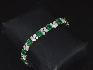Gouden armband met diamanten en smaragden