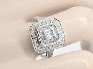 Gouden design ring gezet met briljant en baguette geslepen diamanten