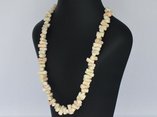 Ketting met roos-witte koraal edelstenen
