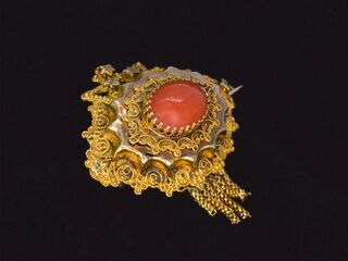 Gouden broche met bloed koraal