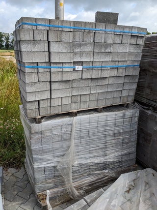 Ca. 16 m2 Betonklinkers grijs kogelstraal