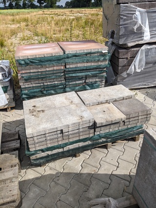 Ca. 17m2 betontegels grijs