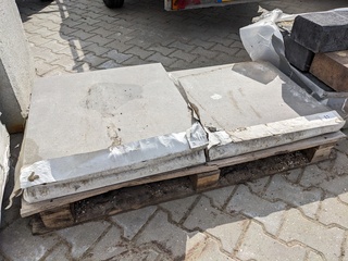 Ca. 2 m2 Keramiek grijs